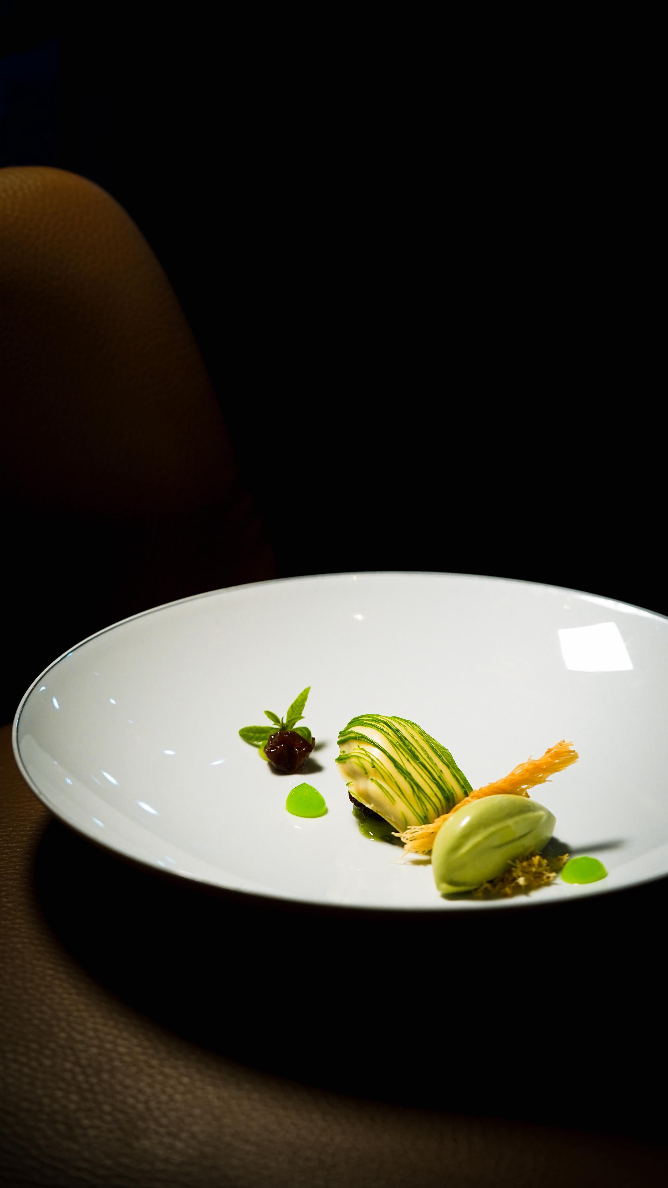 Teller mit Pistazien-Dessert
